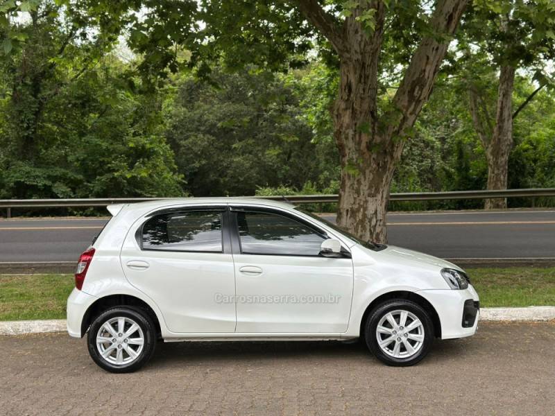 TOYOTA - ETIOS - 2019/2020 - Branca - R$ 72.900,00