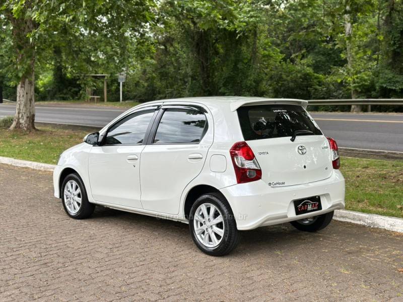 TOYOTA - ETIOS - 2019/2020 - Branca - R$ 72.900,00