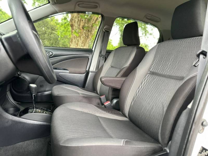 TOYOTA - ETIOS - 2019/2020 - Branca - R$ 72.900,00
