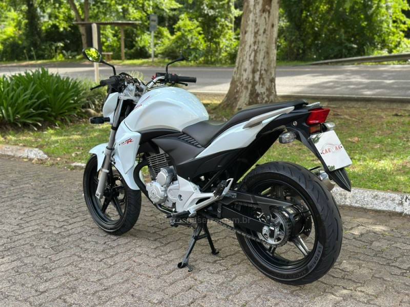 HONDA - CB 300R - 2014/2014 - Branca - R$ 16.900,00