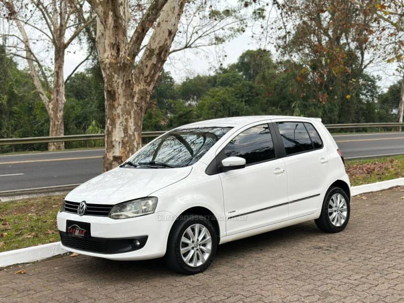 VOLKSWAGEN - FOX - 2010/2011 - Branca - R$ 38.900,00