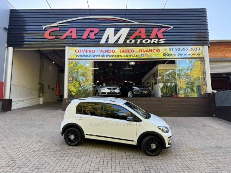 VOLKSWAGEN - UP - 2015/2016 - Branca - R$ 58.900,00