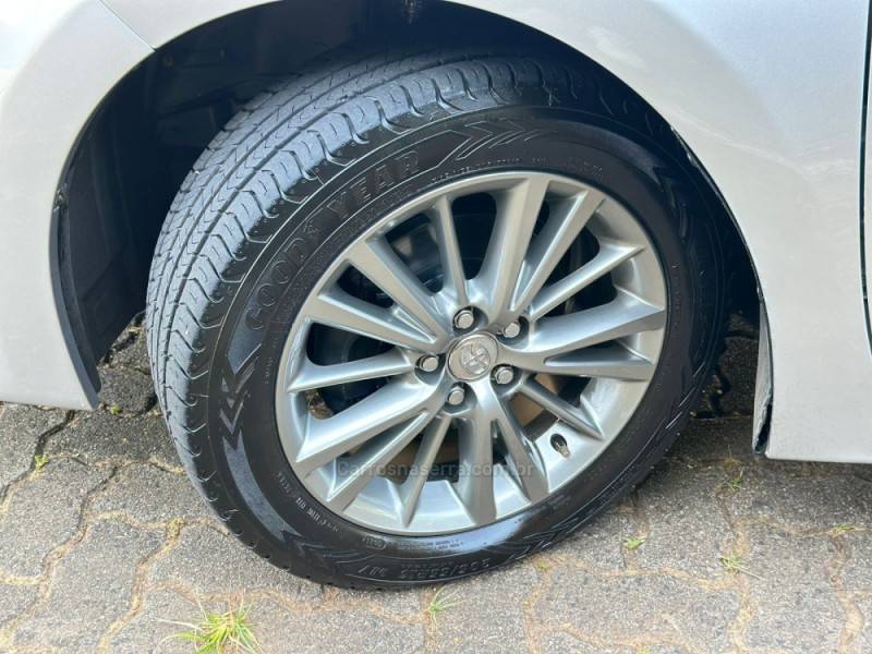 TOYOTA - COROLLA - 2016/2017 - Prata - R$ 94.900,00