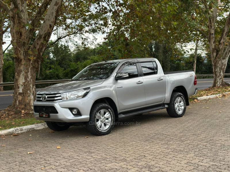 TOYOTA - HILUX - 2017/2017 - Prata - R$ 179.900,00