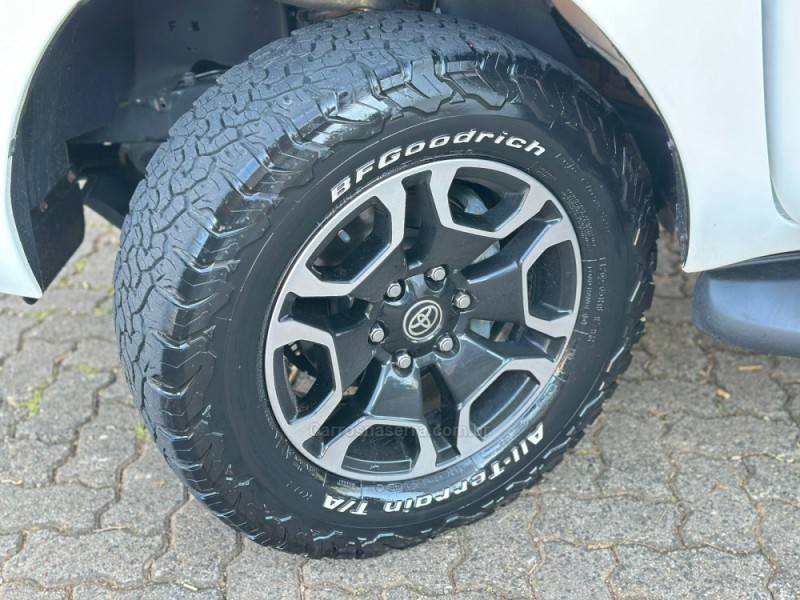 TOYOTA - HILUX - 2021/2021 - Branca - R$ 227.900,00