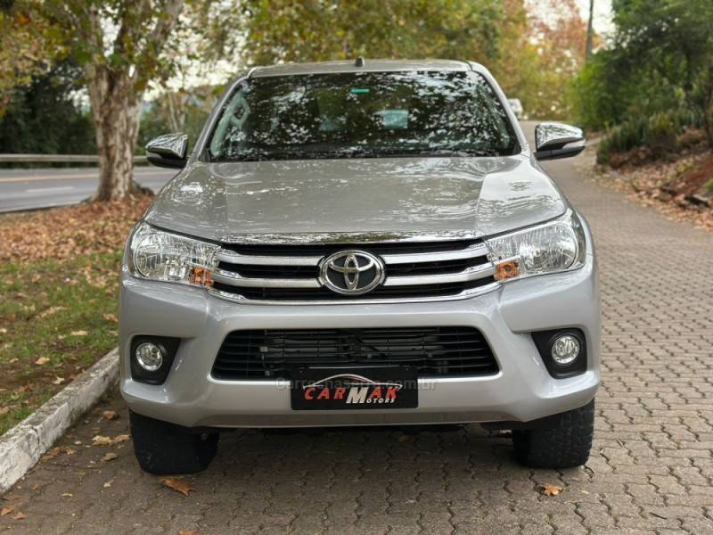 TOYOTA - HILUX - 2017/2017 - Prata - R$ 179.900,00