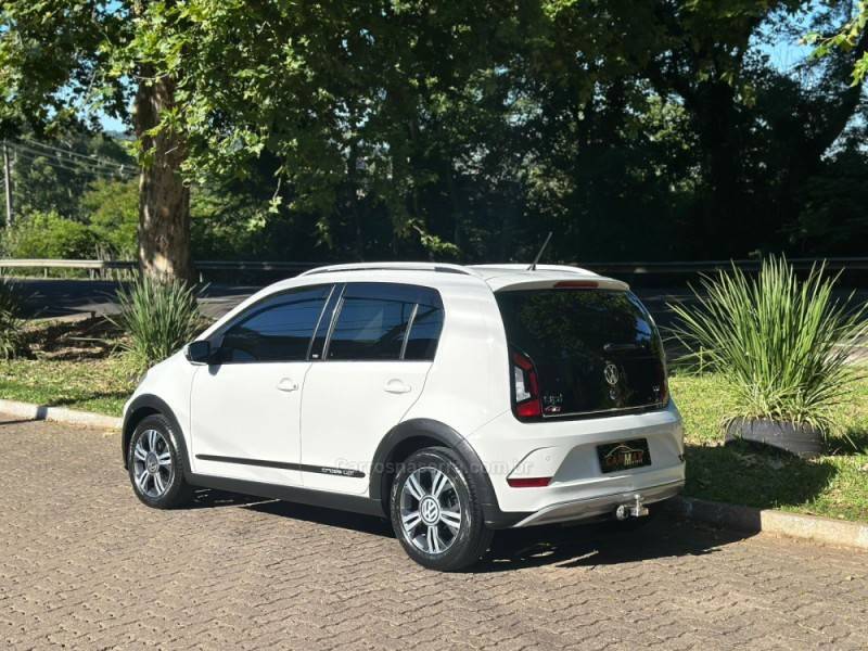 VOLKSWAGEN - UP - 2017/2018 - Branca - R$ 65.900,00