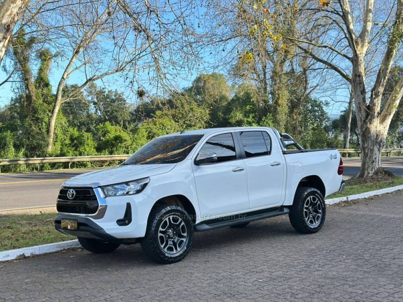 TOYOTA - HILUX - 2021/2021 - Branca - R$ 227.900,00