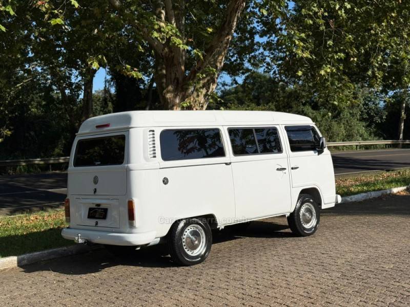 VOLKSWAGEN - KOMBI - 2013/2014 - Branca - R$ 68.900,00