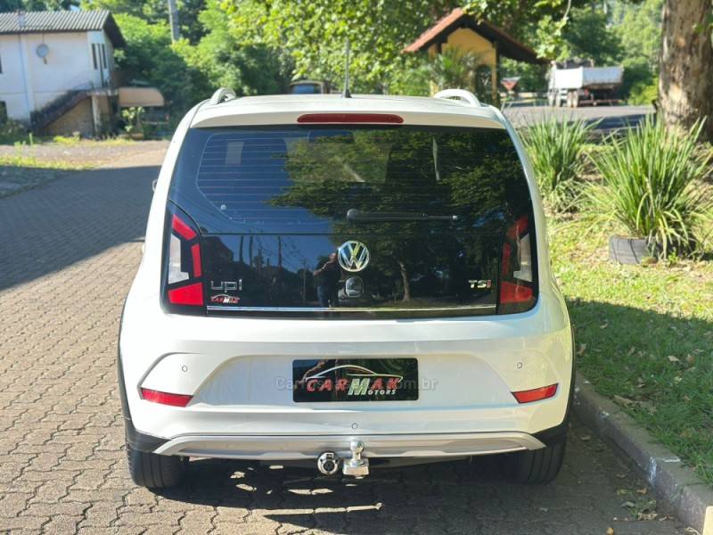 VOLKSWAGEN - UP - 2017/2018 - Branca - R$ 65.900,00