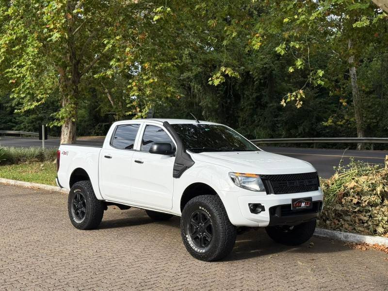 FORD - RANGER - 2012/2013 - Branca - R$ 110.900,00