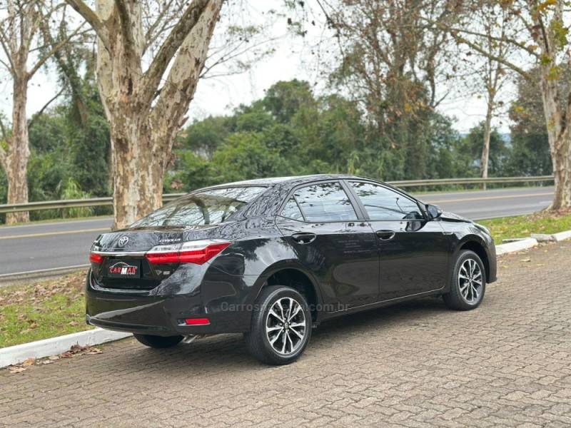TOYOTA - COROLLA - 2017/2018 - Preta - R$ 92.900,00