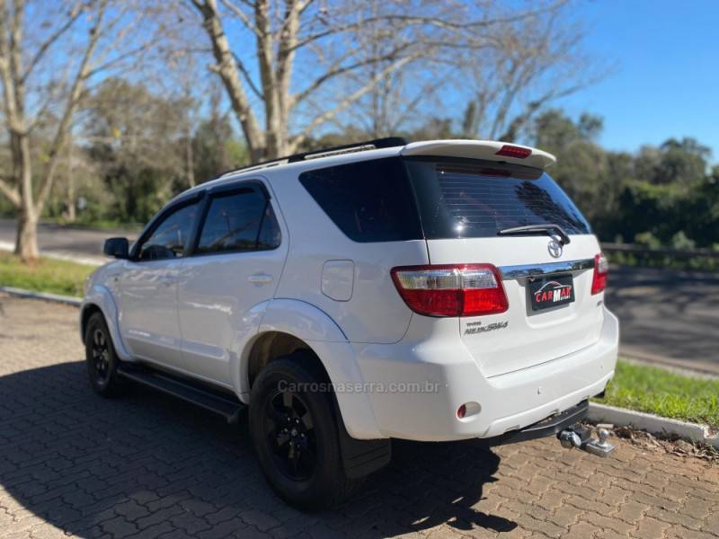 TOYOTA - HILUX SW4 - 2011/2011 - Branca - R$ 133.900,00