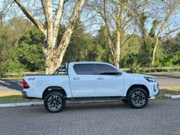 TOYOTA - HILUX - 2021/2021 - Branca - R$ 227.900,00