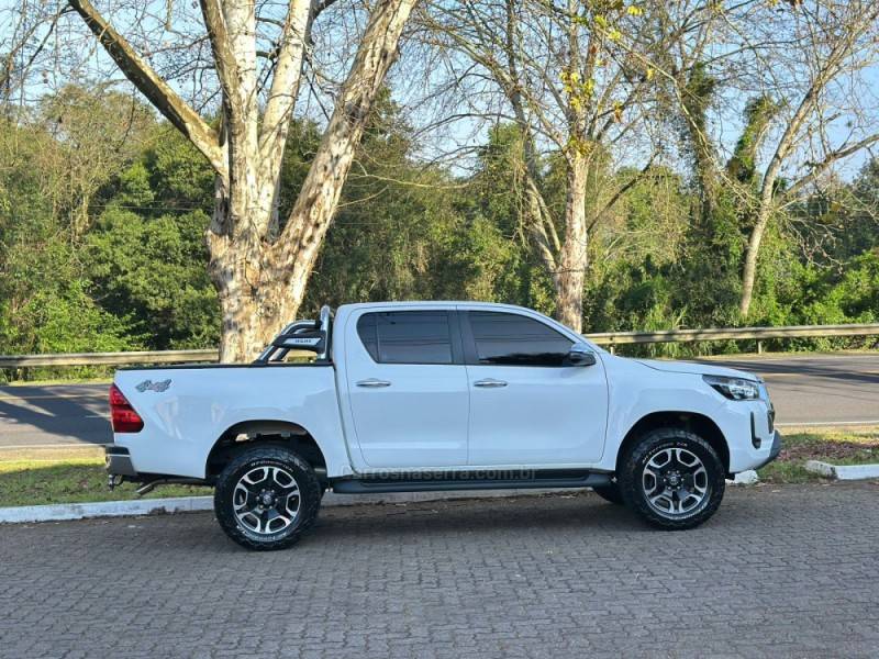 TOYOTA - HILUX - 2021/2021 - Branca - R$ 227.900,00