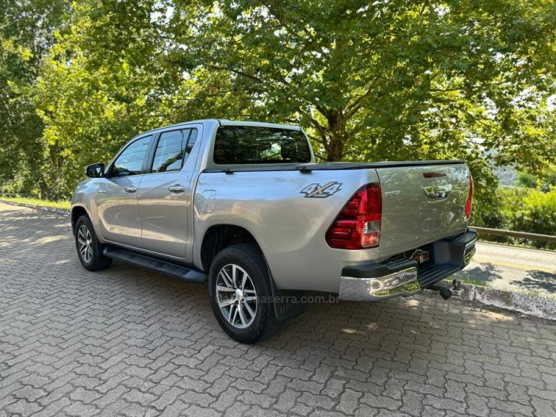 TOYOTA - HILUX - 2017/2017 - Prata - R$ 179.900,00