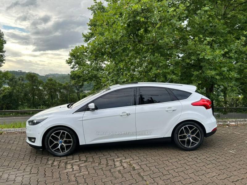 FORD - FOCUS - 2019/2019 - Branca - R$ 79.900,00