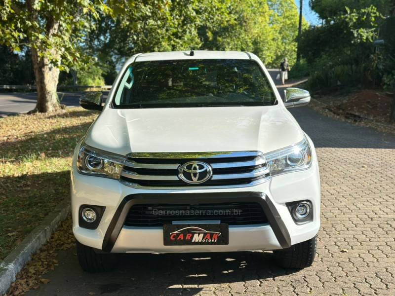 TOYOTA - HILUX - 2017/2018 - Branca - R$ 175.000,00