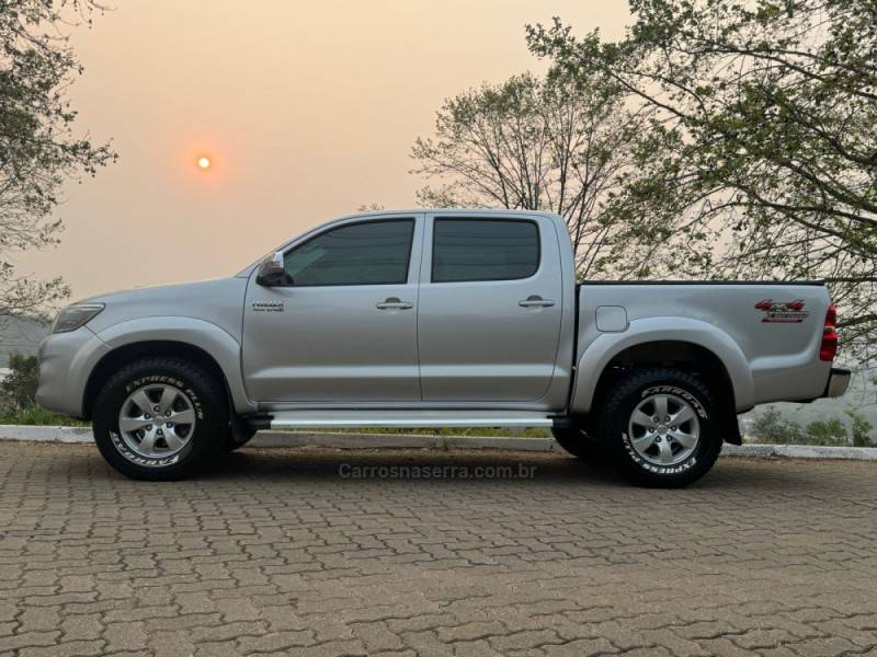 TOYOTA - HILUX - 2014/2014 - Prata - R$ 144.900,00