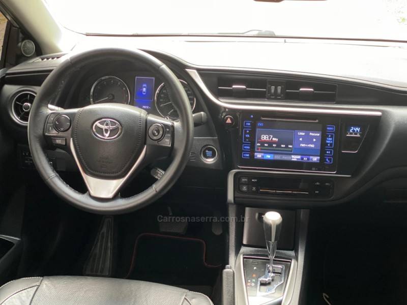 TOYOTA - COROLLA - 2018/2019 - Prata - R$ 110.900,00