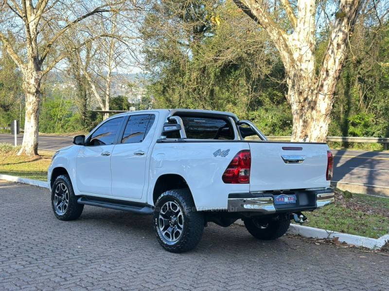 TOYOTA - HILUX - 2021/2021 - Branca - R$ 227.900,00
