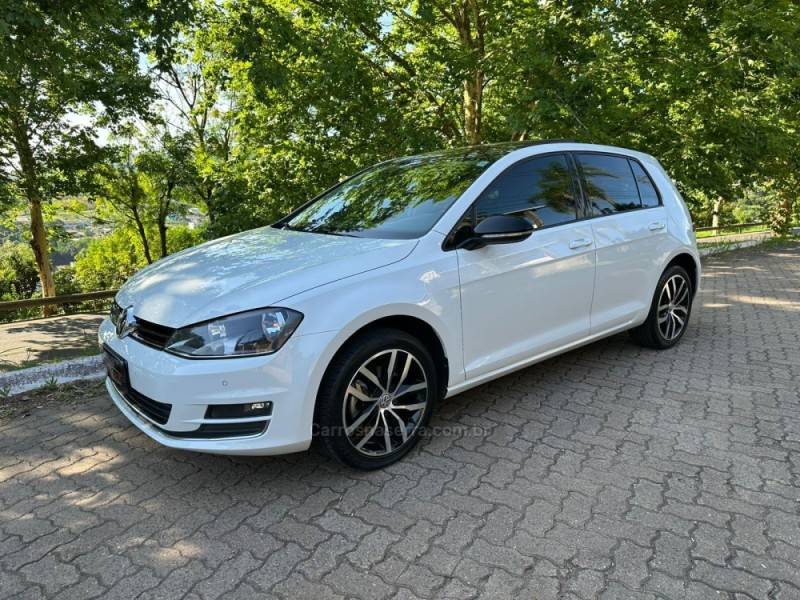 VOLKSWAGEN - GOLF - 2015/2015 - Branca - R$ 89.900,00