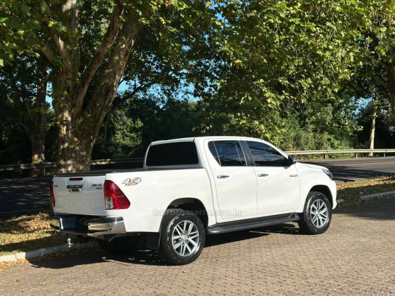 TOYOTA - HILUX - 2017/2018 - Branca - R$ 175.000,00