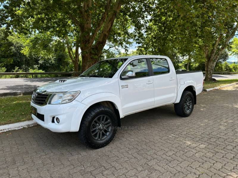 TOYOTA - HILUX - 2014/2015 - Branca - R$ 155.900,00