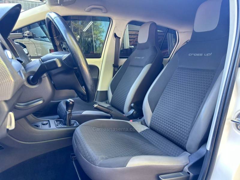 VOLKSWAGEN - UP - 2017/2018 - Branca - R$ 65.900,00