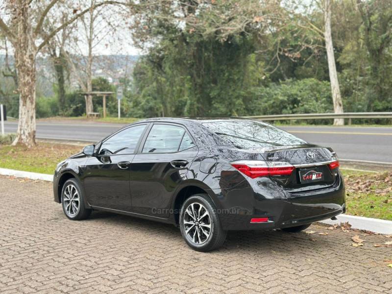 TOYOTA - COROLLA - 2017/2018 - Preta - R$ 92.900,00