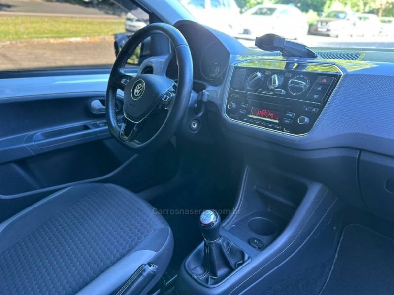 VOLKSWAGEN - UP - 2017/2018 - Branca - R$ 65.900,00