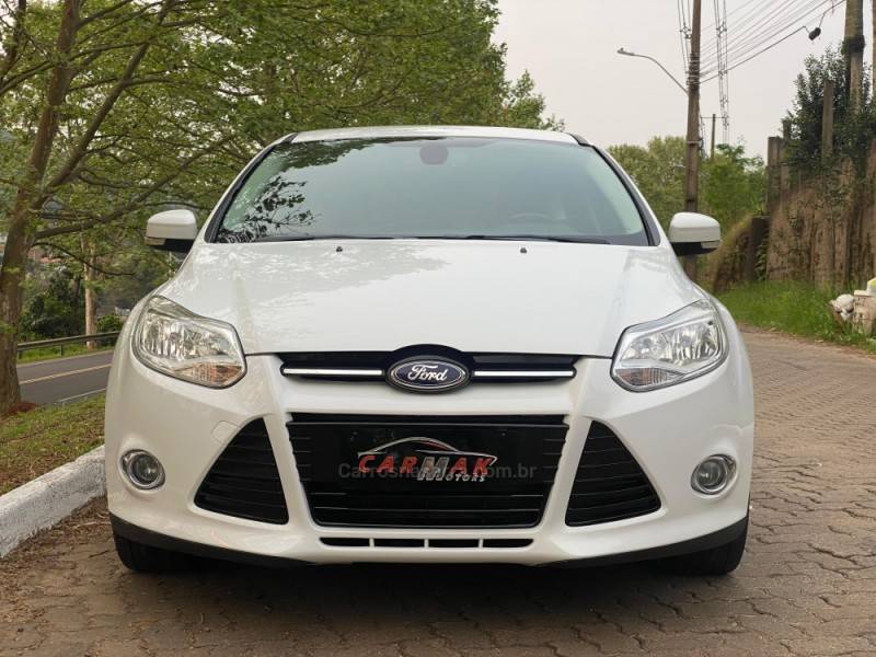 FORD - FOCUS - 2014/2015 - Branca - R$ 59.900,00