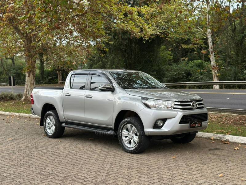 TOYOTA - HILUX - 2017/2017 - Prata - R$ 179.900,00