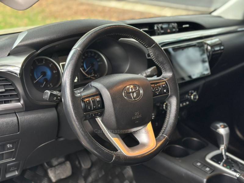 TOYOTA - HILUX - 2017/2017 - Prata - R$ 179.900,00