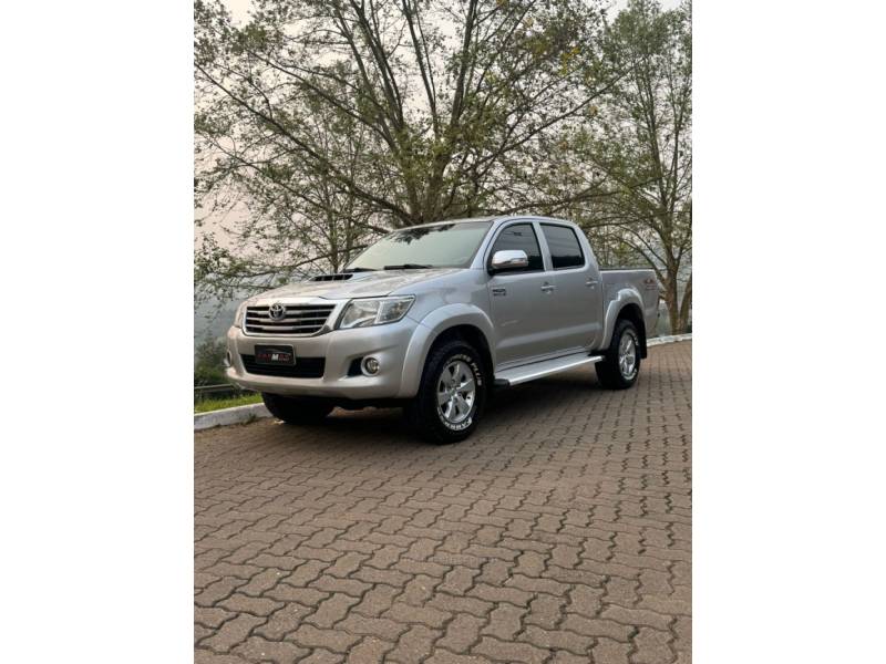 TOYOTA - HILUX - 2014/2014 - Prata - R$ 144.900,00