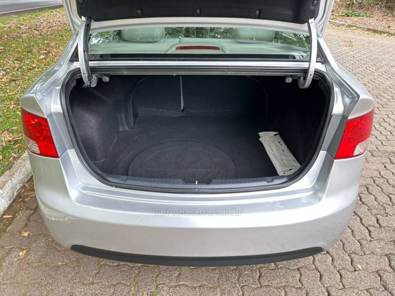 KIA MOTORS - CERATO - 2010/2011 - Prata - R$ 49.900,00