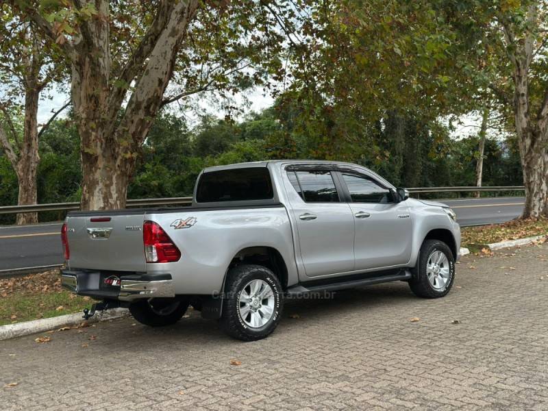 TOYOTA - HILUX - 2017/2017 - Prata - R$ 179.900,00