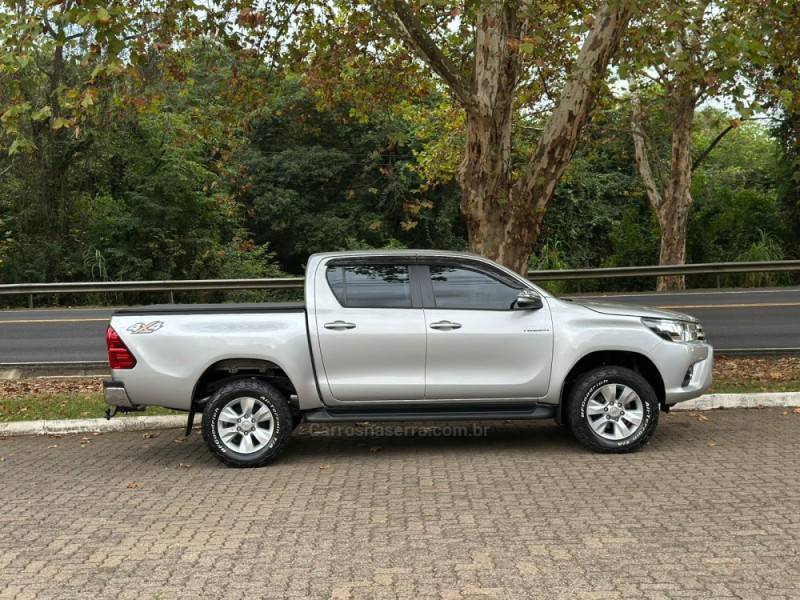 TOYOTA - HILUX - 2017/2017 - Prata - R$ 179.900,00