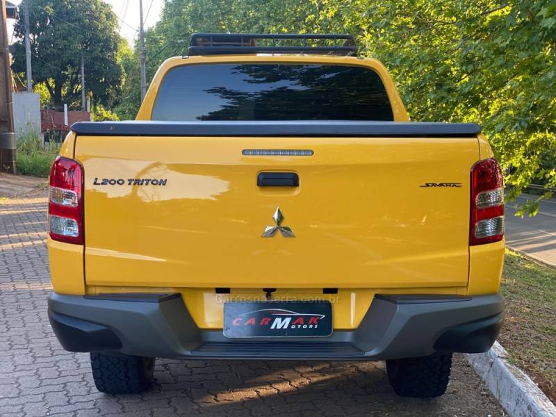 MITSUBISHI - L200 TRITON - 2021/2022 - Amarela - R$ 199.900,00