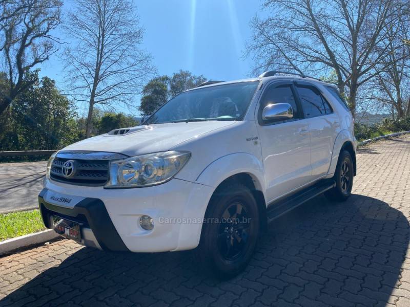 TOYOTA - HILUX SW4 - 2011/2011 - Branca - R$ 133.900,00