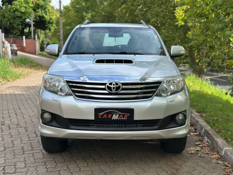 TOYOTA - HILUX SW4 - 2014/2014 - Prata - R$ 145.900,00