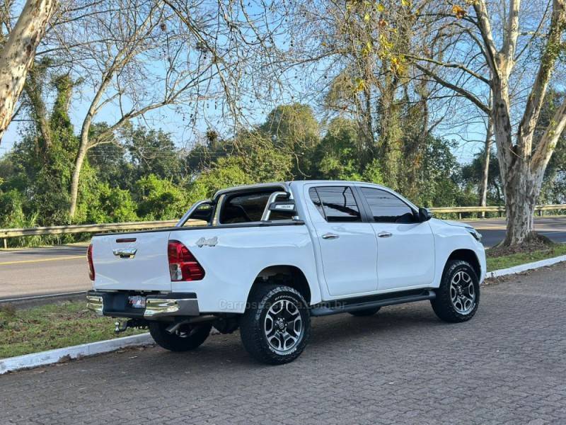 TOYOTA - HILUX - 2021/2021 - Branca - R$ 227.900,00