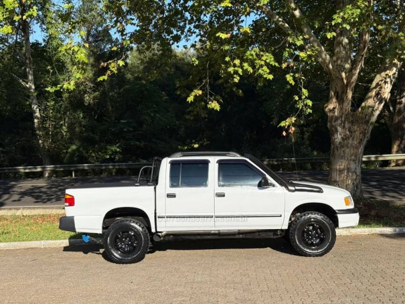 CHEVROLET - S10 - 2000/2000 - Branca - R$ 65.900,00
