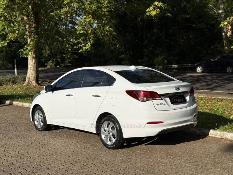 HYUNDAI - HB20S - 2016/2017 - Branca - R$ 68.900,00
