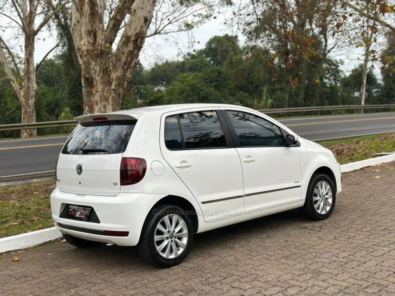 VOLKSWAGEN - FOX - 2010/2011 - Branca - R$ 38.900,00