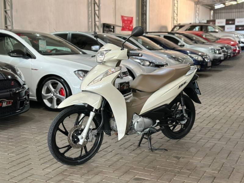 HONDA - BIZ 125 - 2022/2022 - Branca - R$ 15.900,00