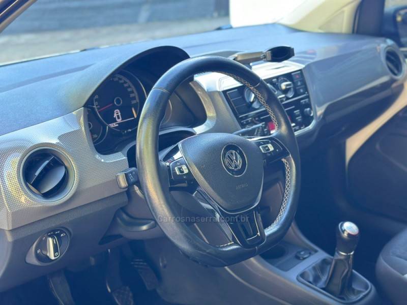 VOLKSWAGEN - UP - 2017/2018 - Branca - R$ 65.900,00