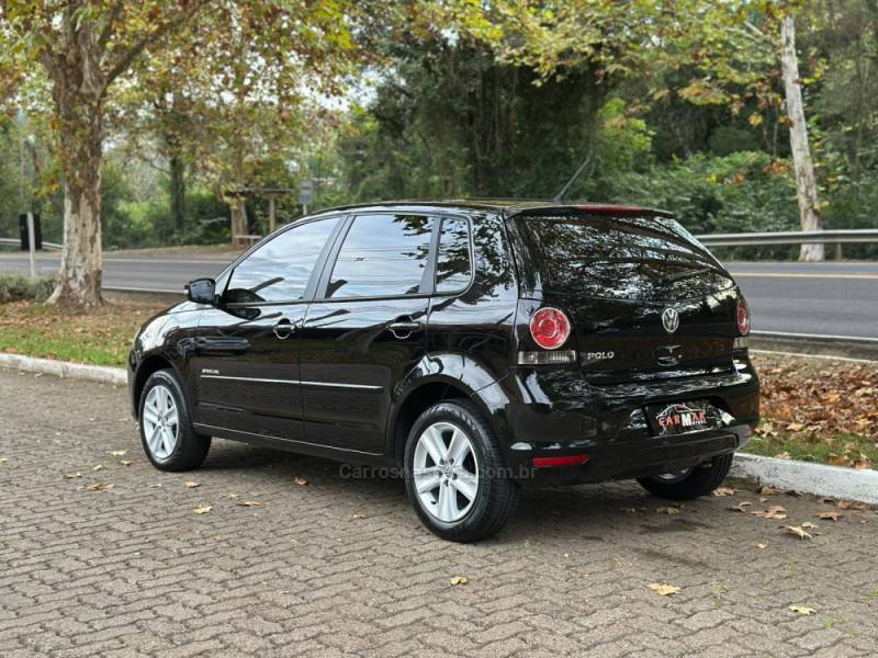 VOLKSWAGEN - POLO - 2012/2013 - Preta - R$ 43.900,00