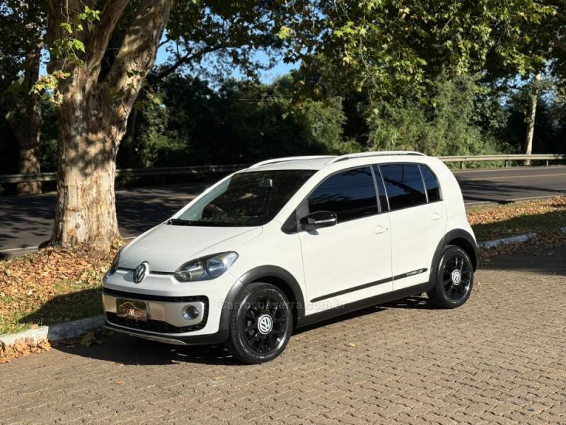 VOLKSWAGEN - UP - 2015/2016 - Branca - R$ 58.900,00