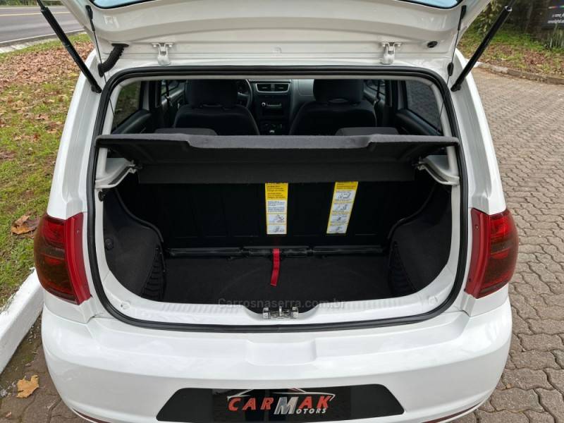 VOLKSWAGEN - FOX - 2010/2011 - Branca - R$ 38.900,00
